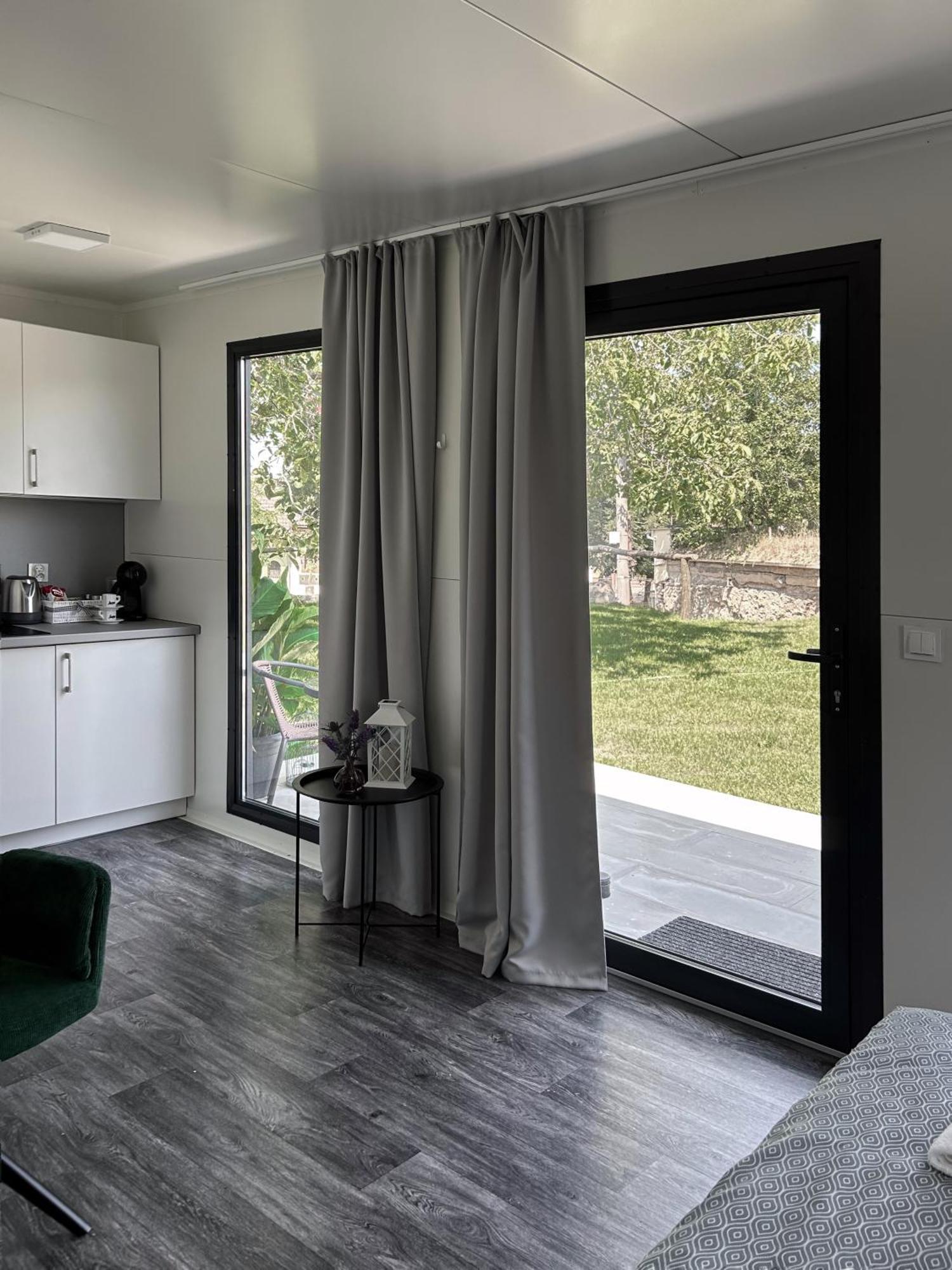 דירות Kobylí Tiny House Mezi Sklepy מראה חיצוני תמונה